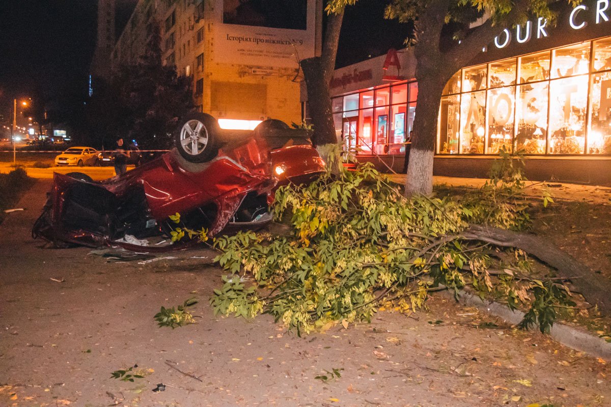 28-летнего водителя Mitsubishi госпитализировали с закрытой черепно-мозговой травмой, травмой грудной клетки и множественными ссадинами