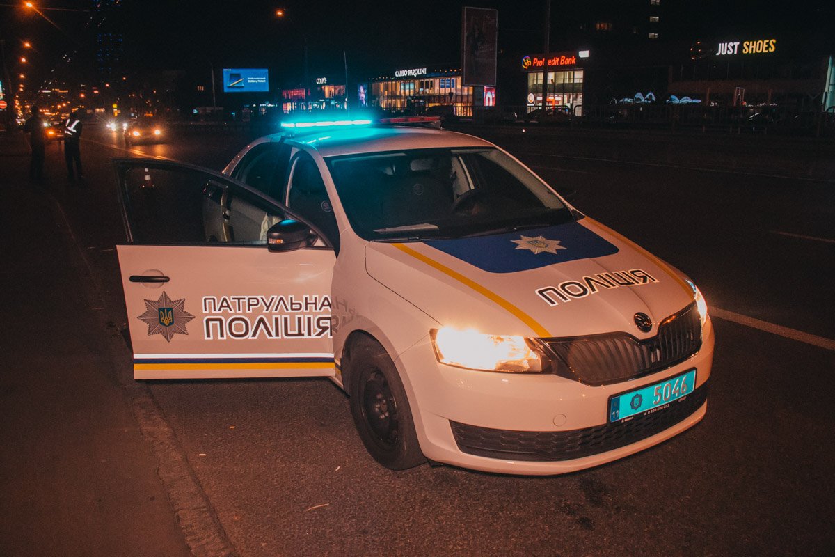 На месте работало два экипажа патрульной полиции, "скорая" и следственно-оперативная группа