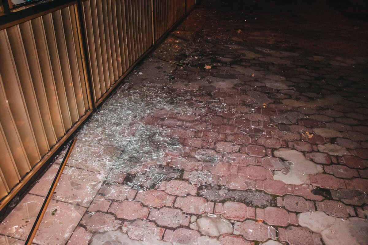 Неадекватный мужчина разгромил кафе на улице Васильковской и бросил внутрь заведения дымовую шашку