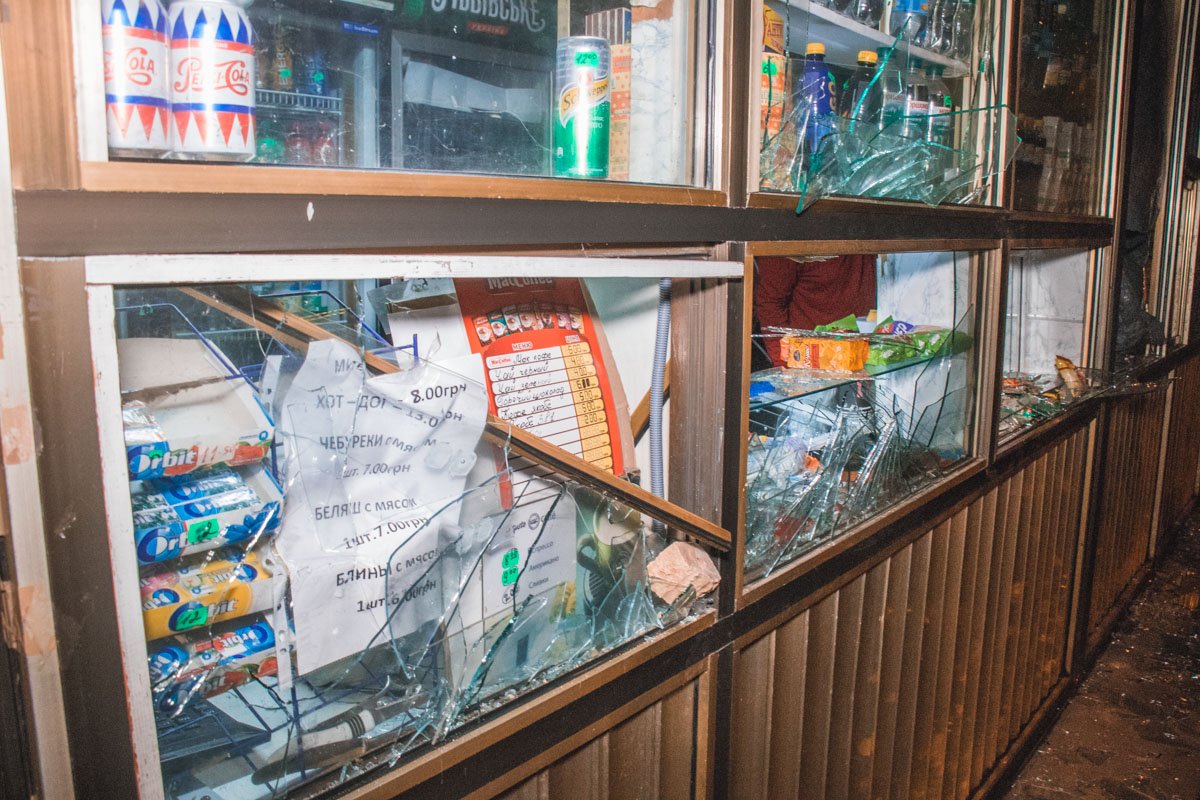 Мужчина пришел, когда кафе уже было закрыто и потребовал, чтобы ему налили спиртного