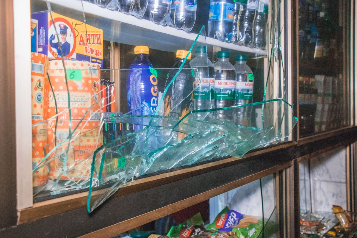 Злоумышленник схватил камень и бросил в витрину кафе