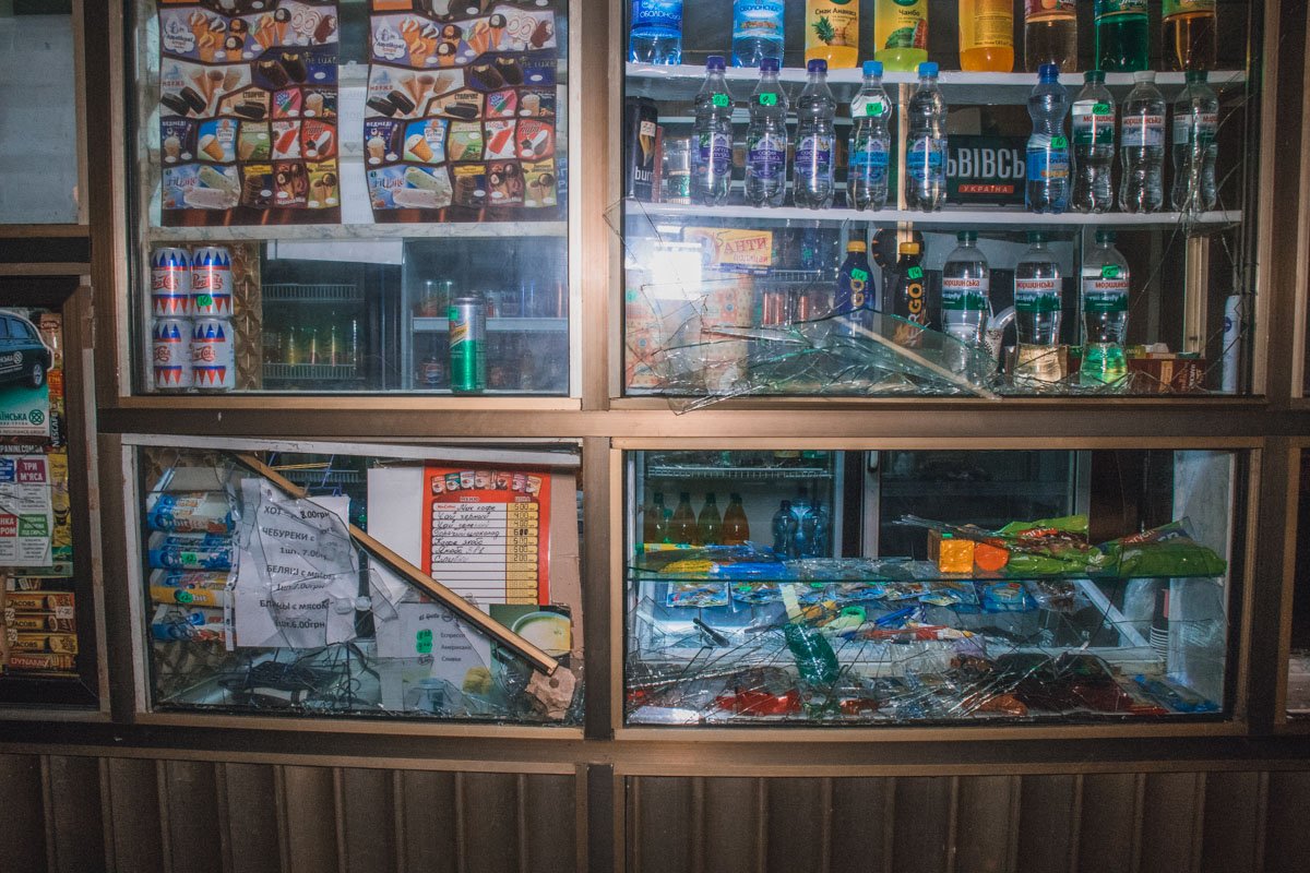 После этого мужчина принялся разбивать стекла заведения палкой