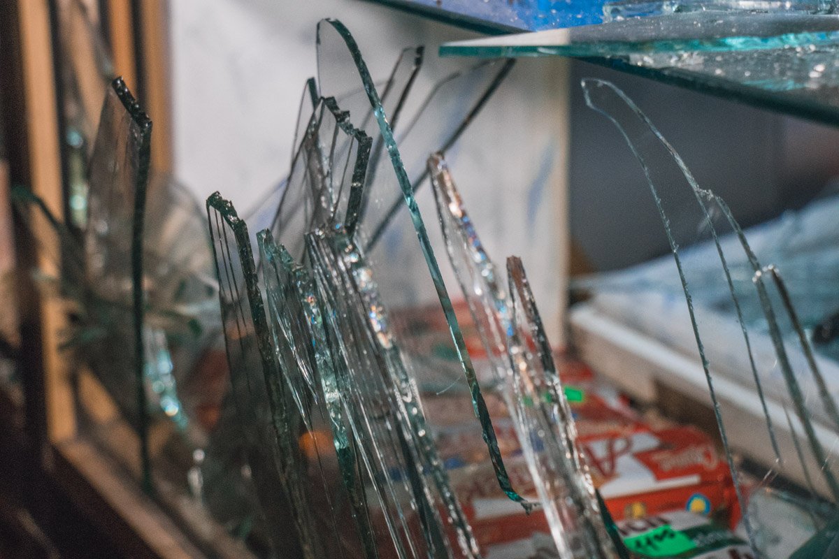 Затем он достал припасенную дымовую шашку, бросил ее внутрь помещения и скрылся в неизвестном направлении