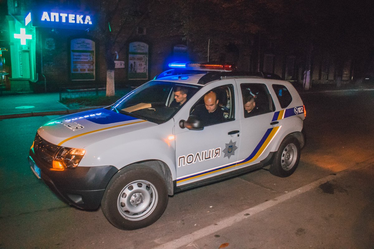 Прибывшие на место происшествия сотрудники полиции опросили свидетелей, однако комментировать данную ситуацию отказались