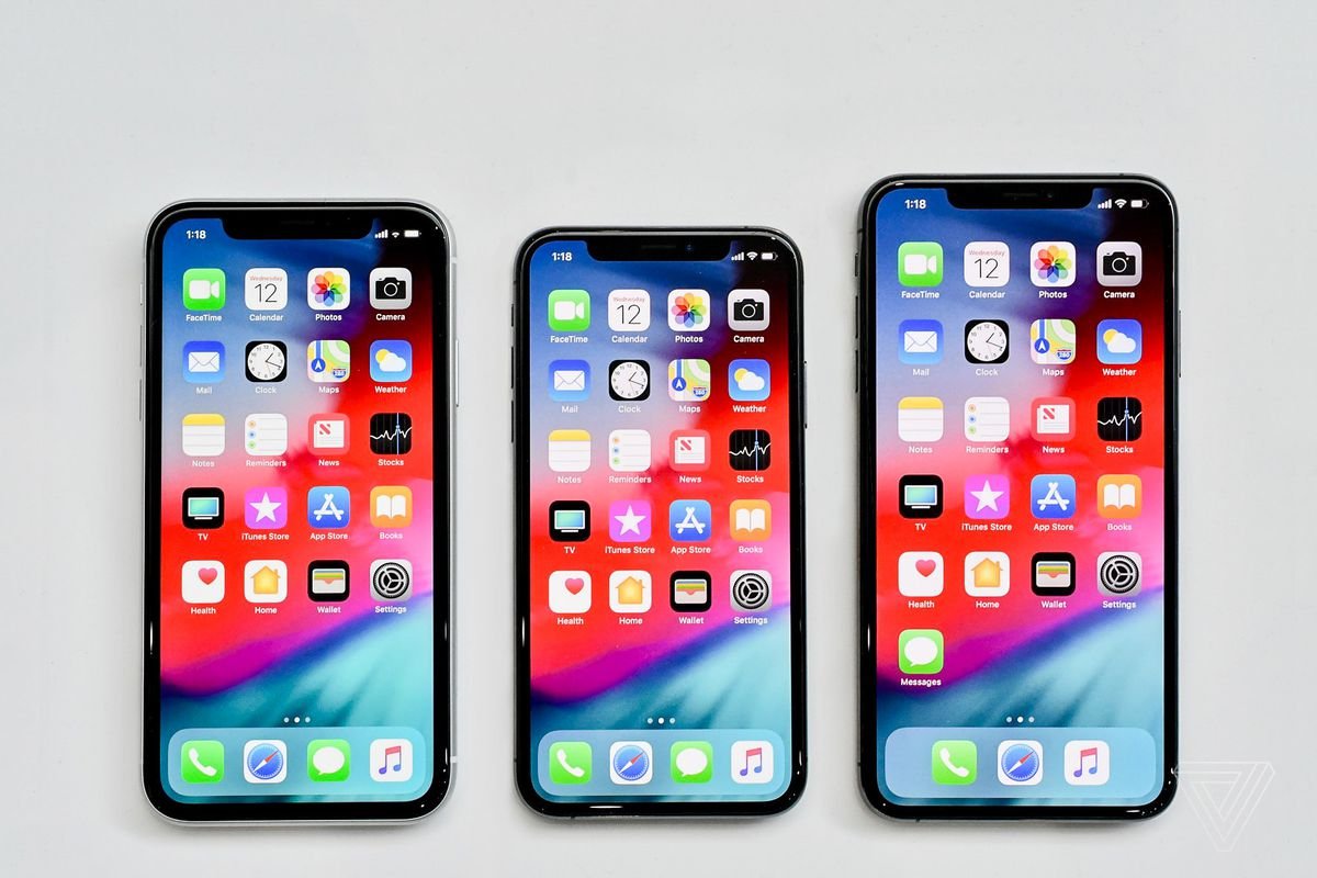 Слева-направо: iPhone XR, XS, XS Max Слева-направо: iPhone XR, XS, XS Max