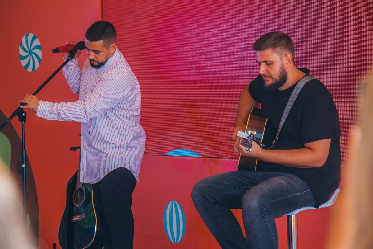 MONATIK рассказал детям историю из жизни и спел несколько песен