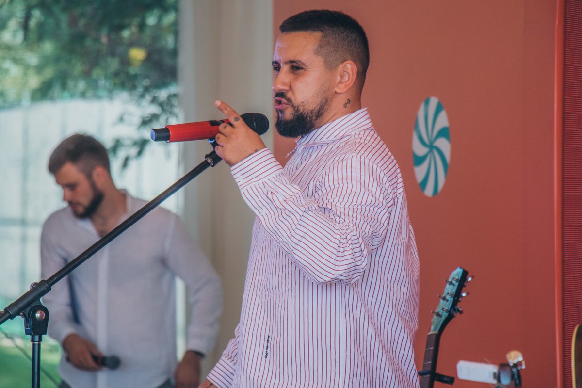 После выступления певец раздал автографы