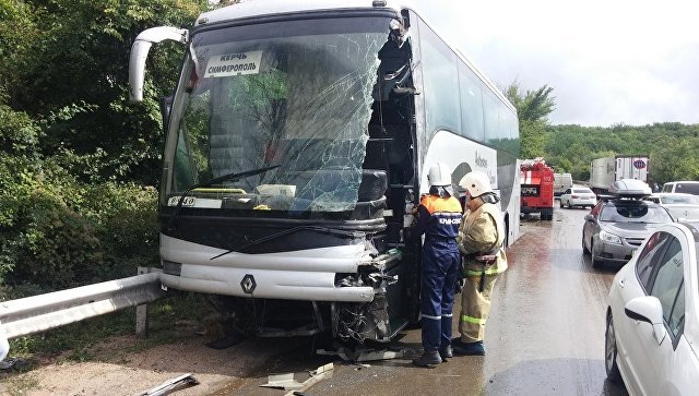 В Крыму пассажирский автобус столкнулся с грузовиком: пассажиры не пострадали В Крыму пассажирский автобус столкнулся с грузовиком: пассажиры не пострадали
