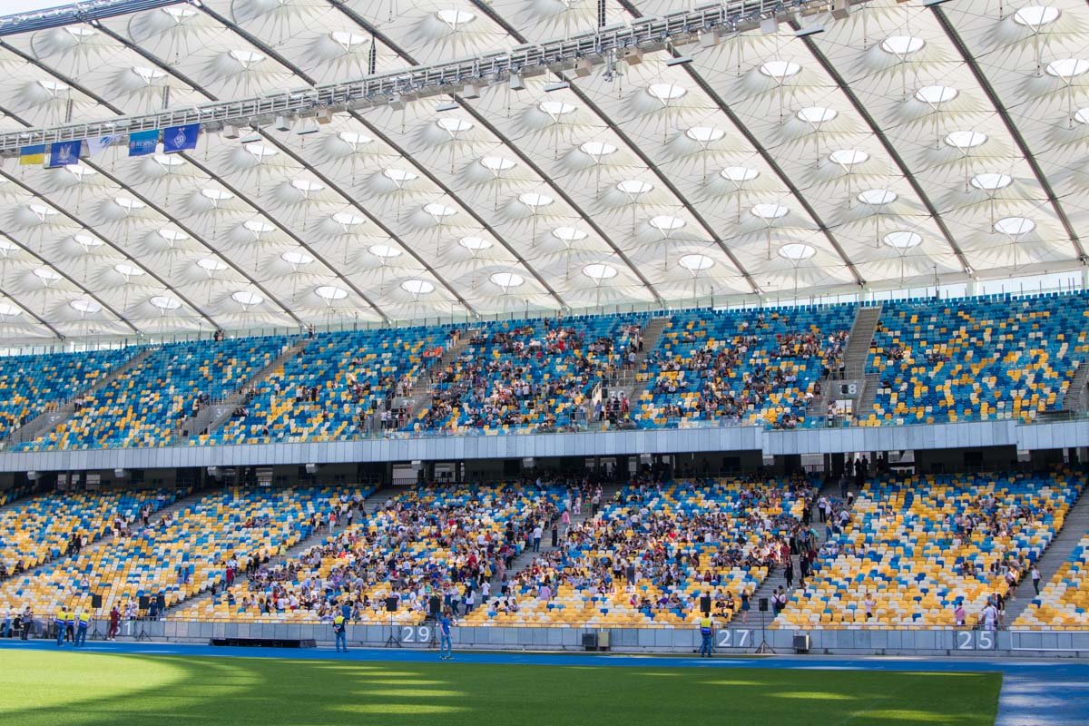 На НСК заполнили несколько трибун