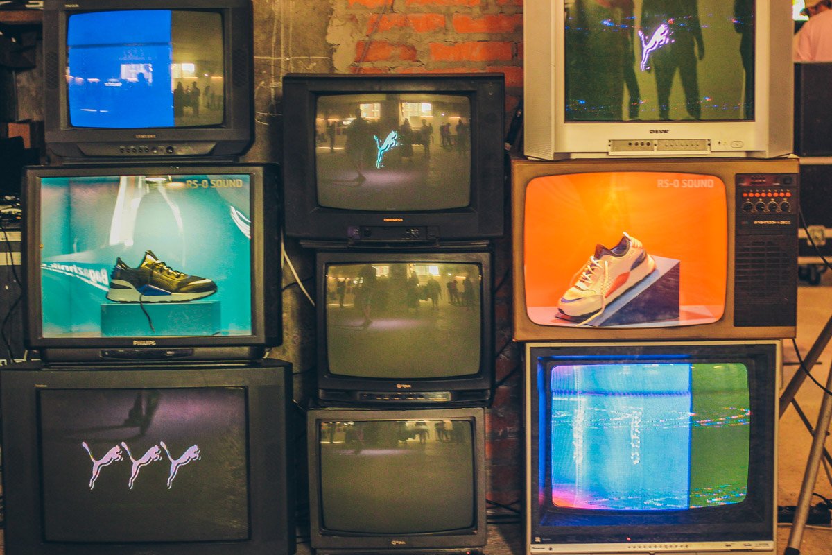 Твои кроссовки уже и в телевизоре показывают