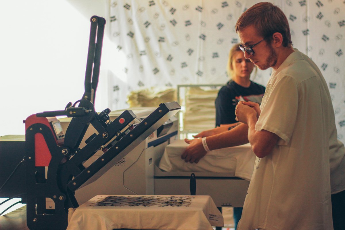 Прямо на фесте можно было напечатать принт на футболке