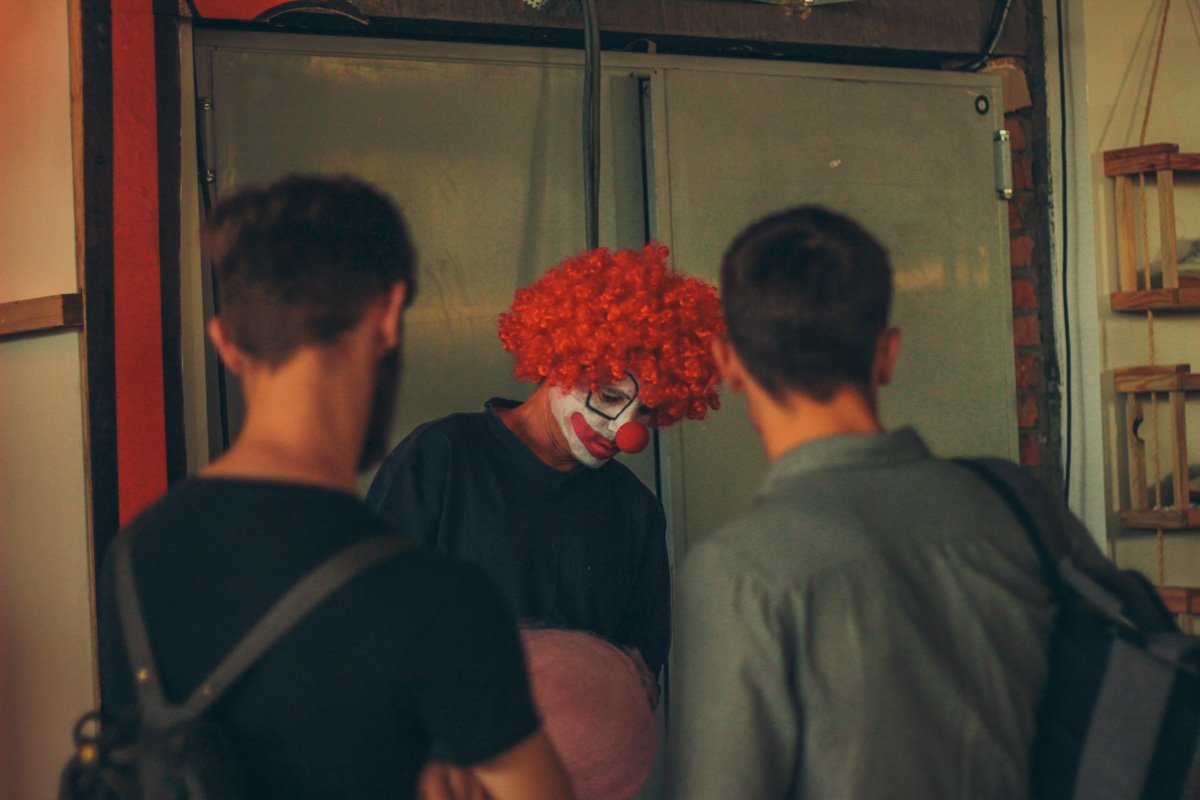 Также можно было попробовать красную сладкую вату от клоуна