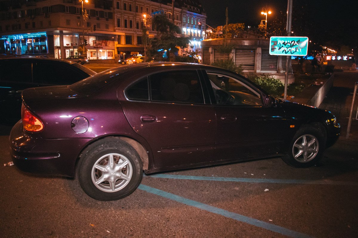 В ночь на 16 сентября в центре Киева на Бессарабской площади остановили пьяного водителя Chevrolet Alero