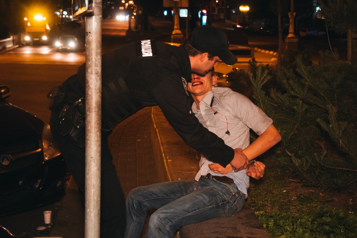 Парень, который был за рулем, начал переговариваться с полицейскими