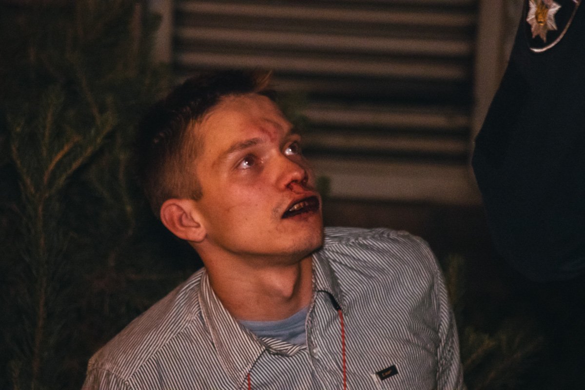 Подозреваемого заломали и одели на него наручники