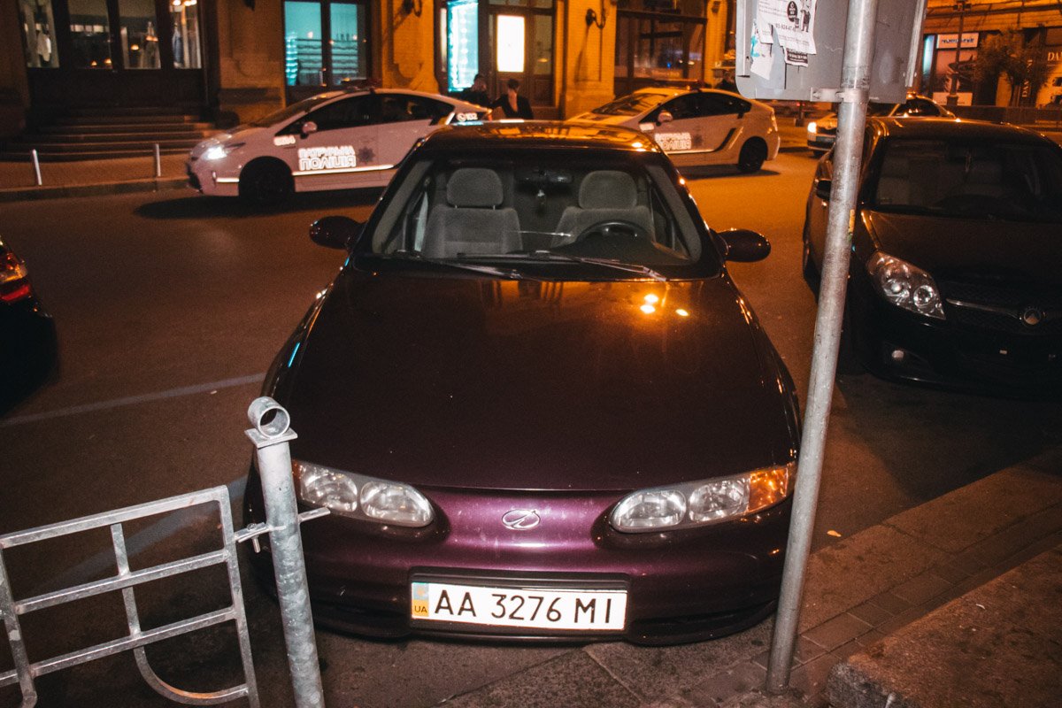 Во время парковки водитель врезался в столб