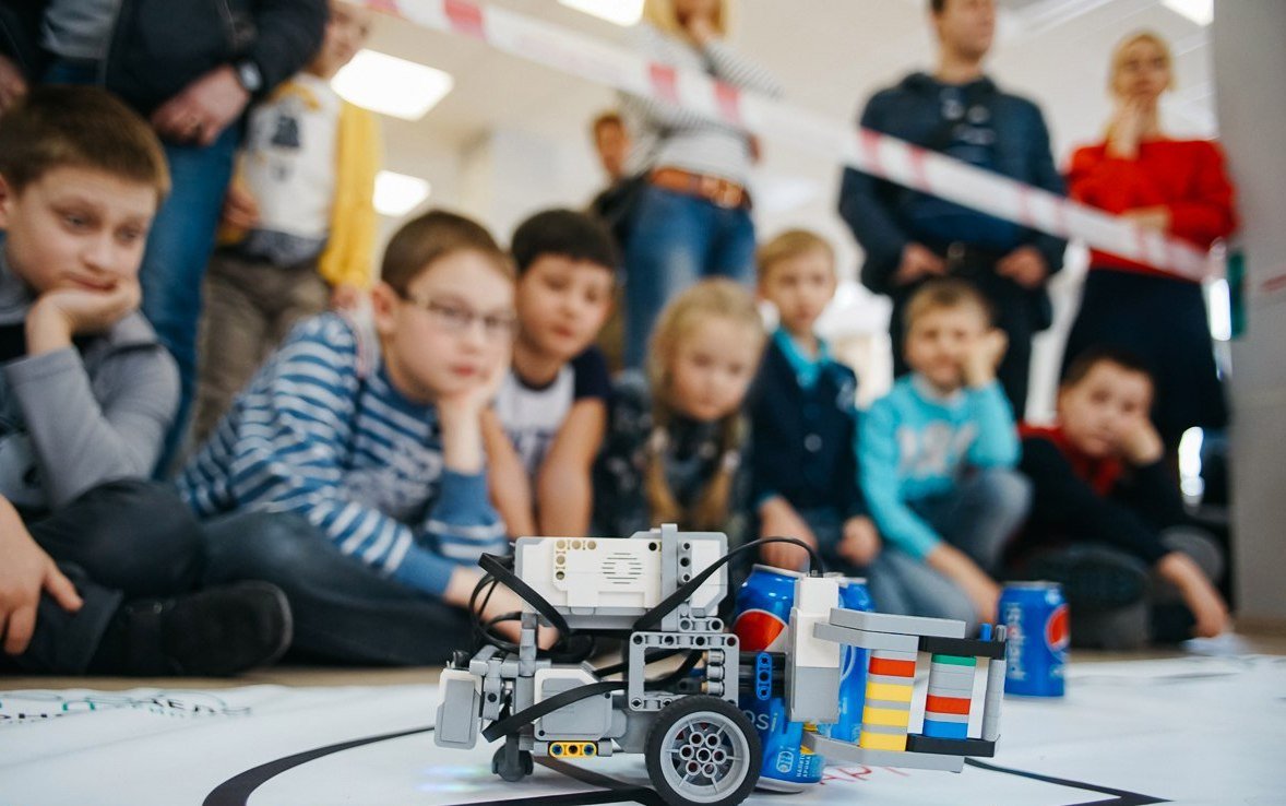 Многим деткам интересны роботы. А что, если научить их делать роботов своими руками?