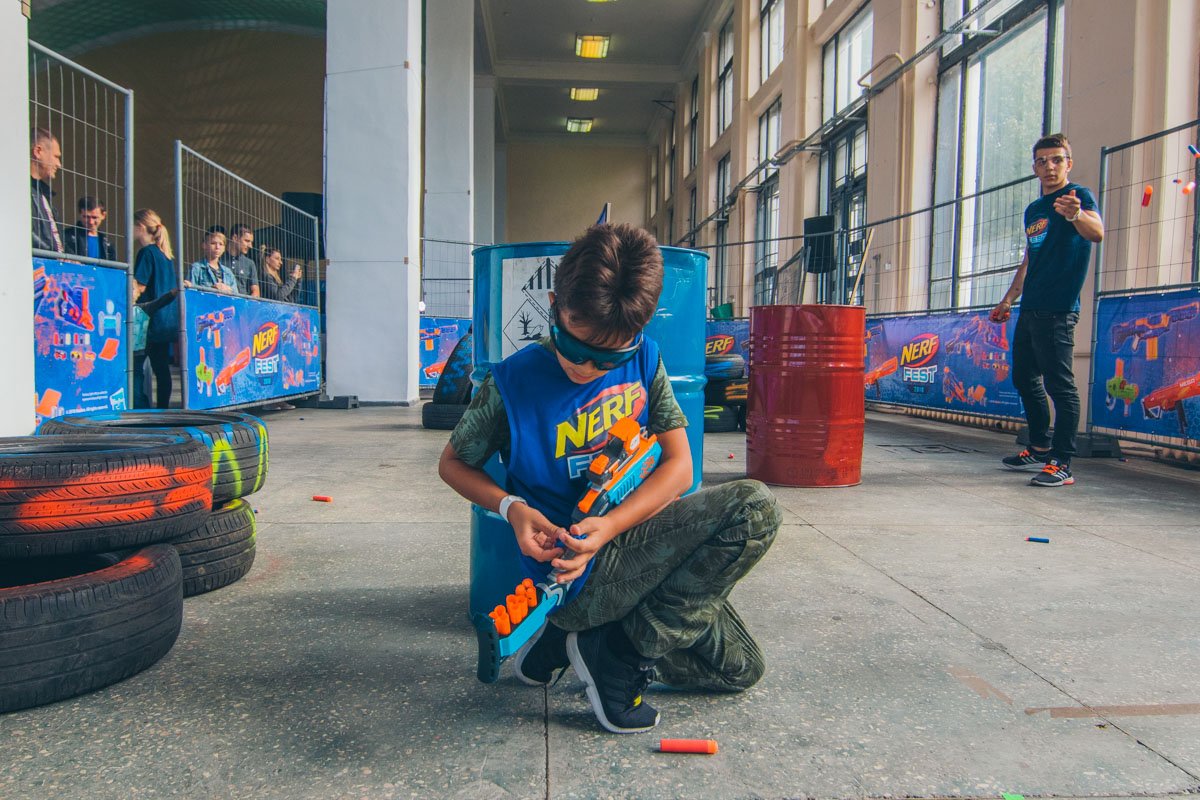 Бластеры стреляют паралоновыми стрелами Бластеры стреляют поролоновыми стрелами