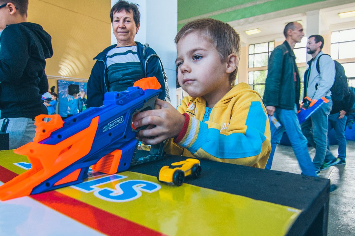 Самые маленькие стреляли по пластиковым бутылкам Самые маленькие стреляли по пластиковым бутылкам