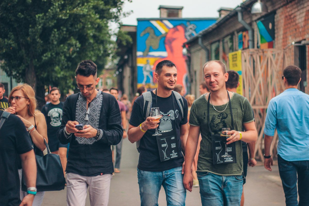 На Beer Fest можно было приобрести специальные сумки для пивного стакана