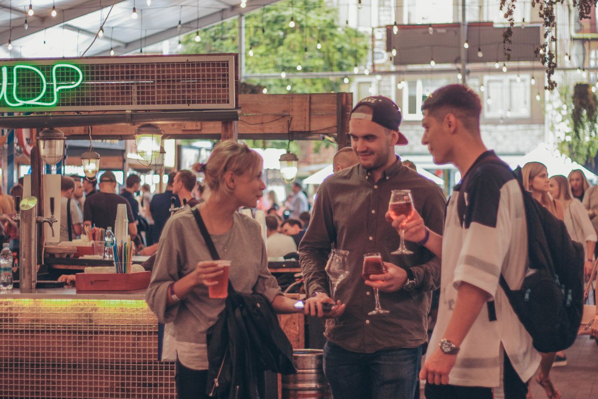 На локациях предлагали отведать более 100 сортов пива