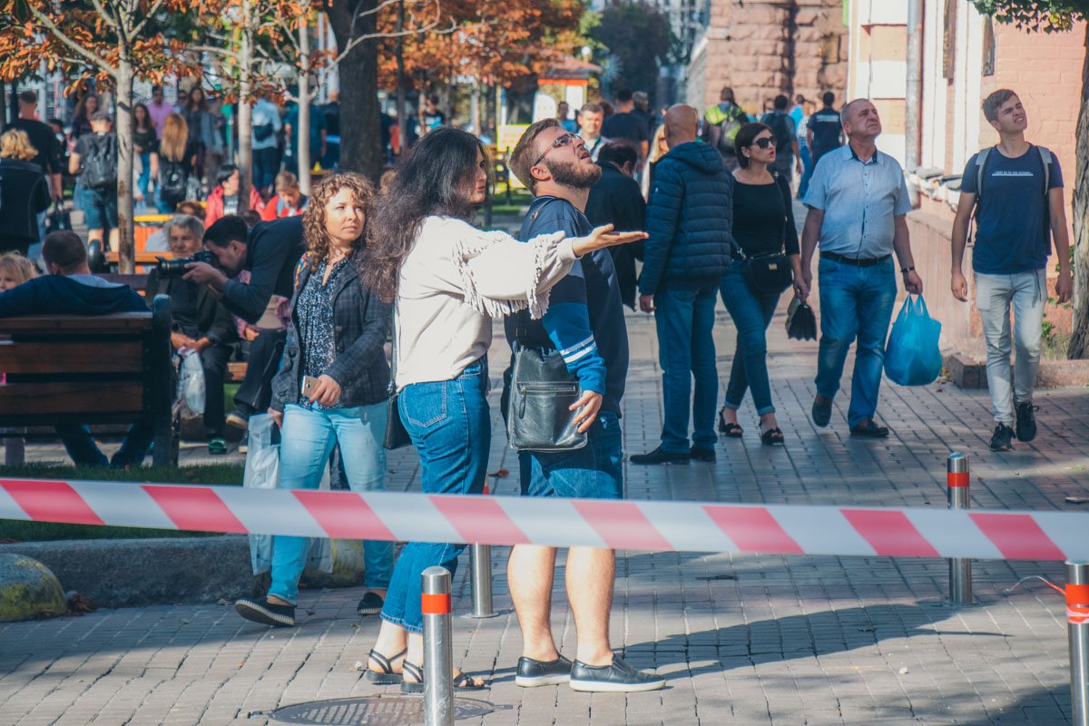 Прохожие не скрывали эмоций возмущения Прохожие не скрывали эмоций и возмущения
