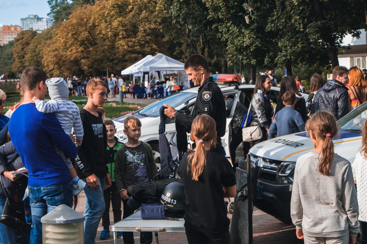 Многих детей привлекала полицейская амуниция
