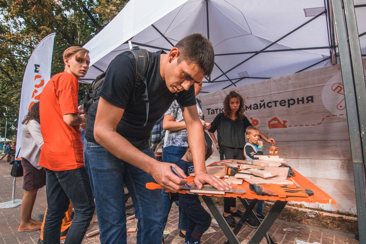 Дети мастерили вместе с папами