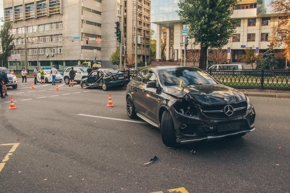 16 сентября в Киеве по адресу бульвар Шевченко, 27б, произошло ДТП