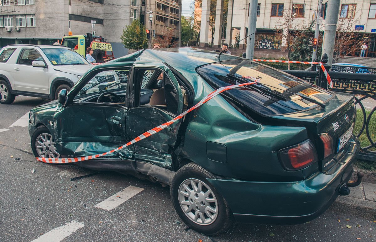 Столкнулись Nissan Primera и Mercedes Crossover
