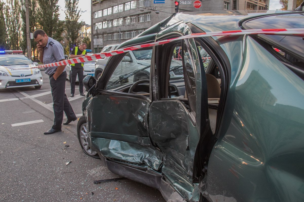 По словам очевидцев, Nissan двигался в крайней правой полосе по бульвару Шевченко