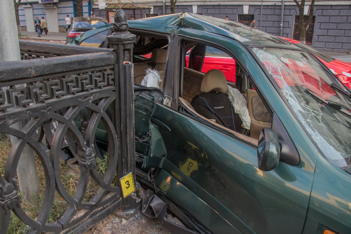 При попытке повернуть направо и пересечь две соседние полосы, он столкнулся с Mercedes и протаранил забор