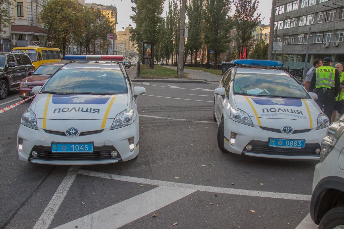 На месте ДТП находится два экипажа патрульной полиции и следственно-оперативная группа