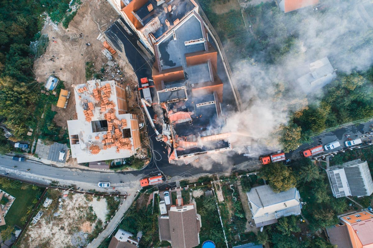 Материалы с крыши падали вниз Материалы с крыши падали вниз