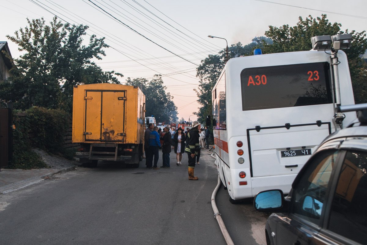 Они повредили провода и оставили жителей ближайших домов без света Они повредили провода и оставили жителей ближайших домов без света