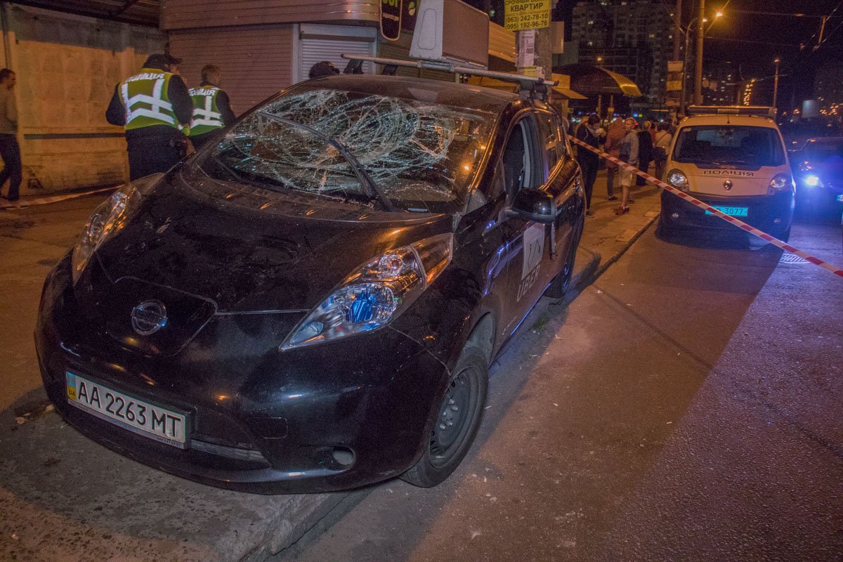 16 сентября на улице Маршала Тимошенко Nissan Leaf службы Uber влетел на остановку общественного транспорта