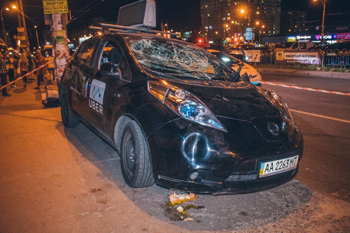 Очевидцы начали доставать водителя Uber из машины, так как тот закрылся