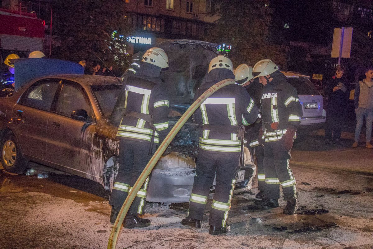 16 сентября по адресу Оболонский проспект, 1Б горел автомобиль Daewoo Lanos 16 сентября по адресу Оболонский проспект, 1Б горел автомобиль Daewoo Lanos
