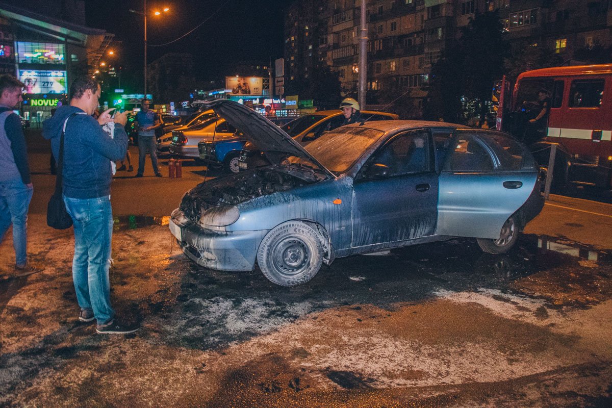 У машины загорелся моторный отсек У машины загорелся моторный отсек