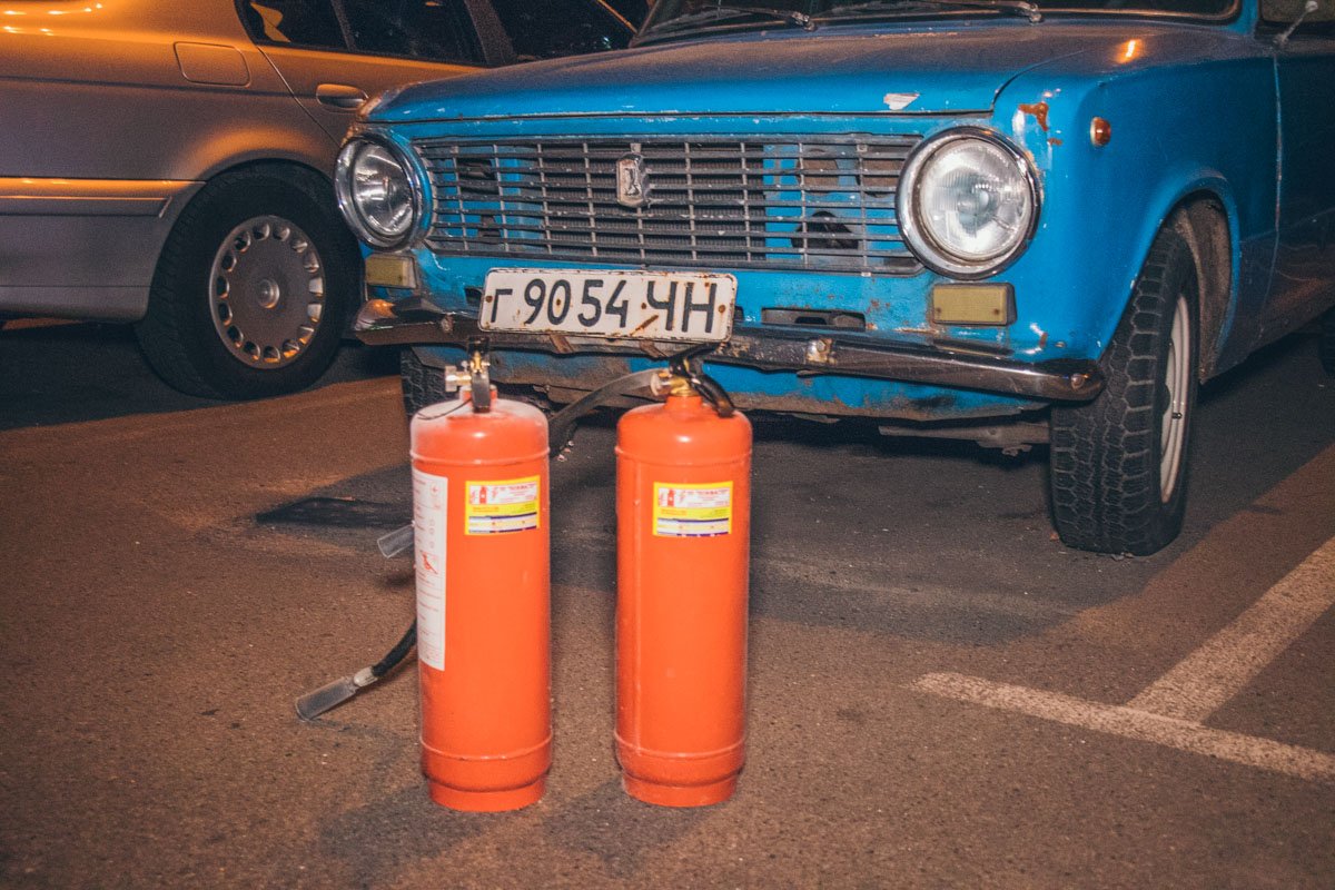 До прибытия пожарный огонь пытались сбить огнетушителями До прибытия пожарный огонь пытались сбить огнетушителями