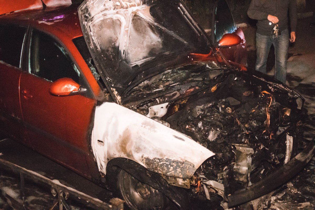 Огонь охватил моторный отсек автомобиля Огонь охватил моторный отсек автомобиля