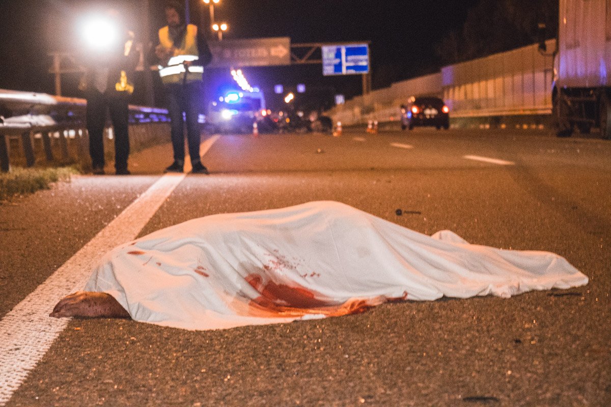 От удара водитель вылетел на дорогу и погиб