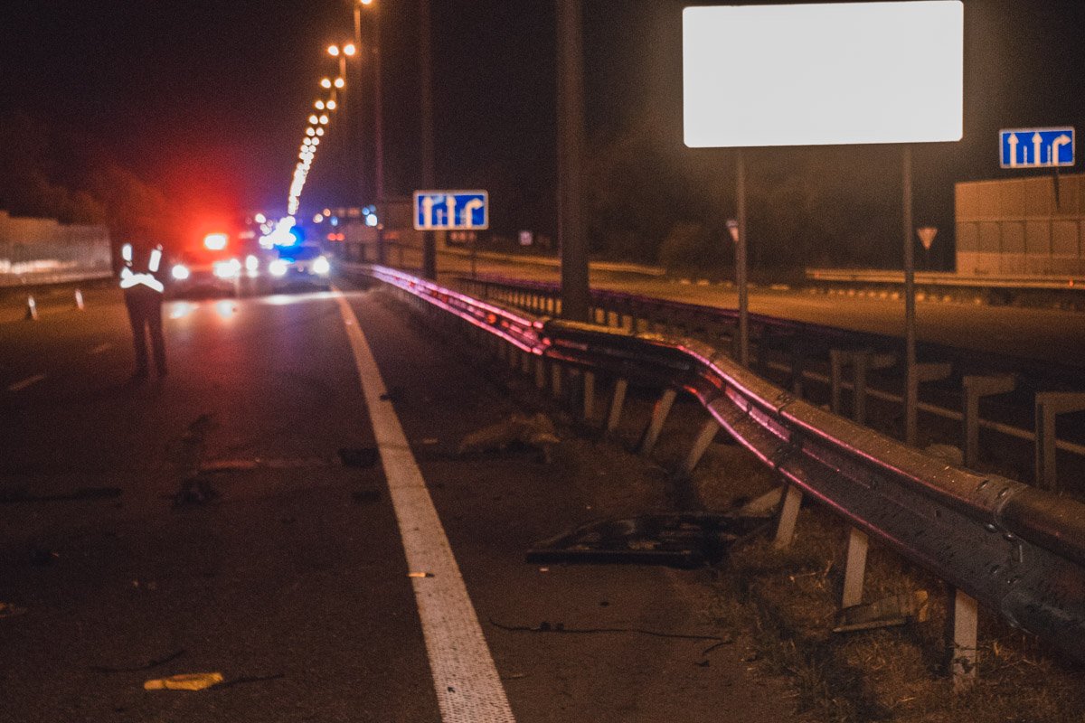 После столкновения с грузовиком машину отбросило в отбойник