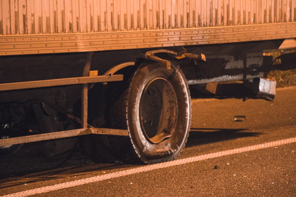 Удар пришелся на левую сторону грузовика