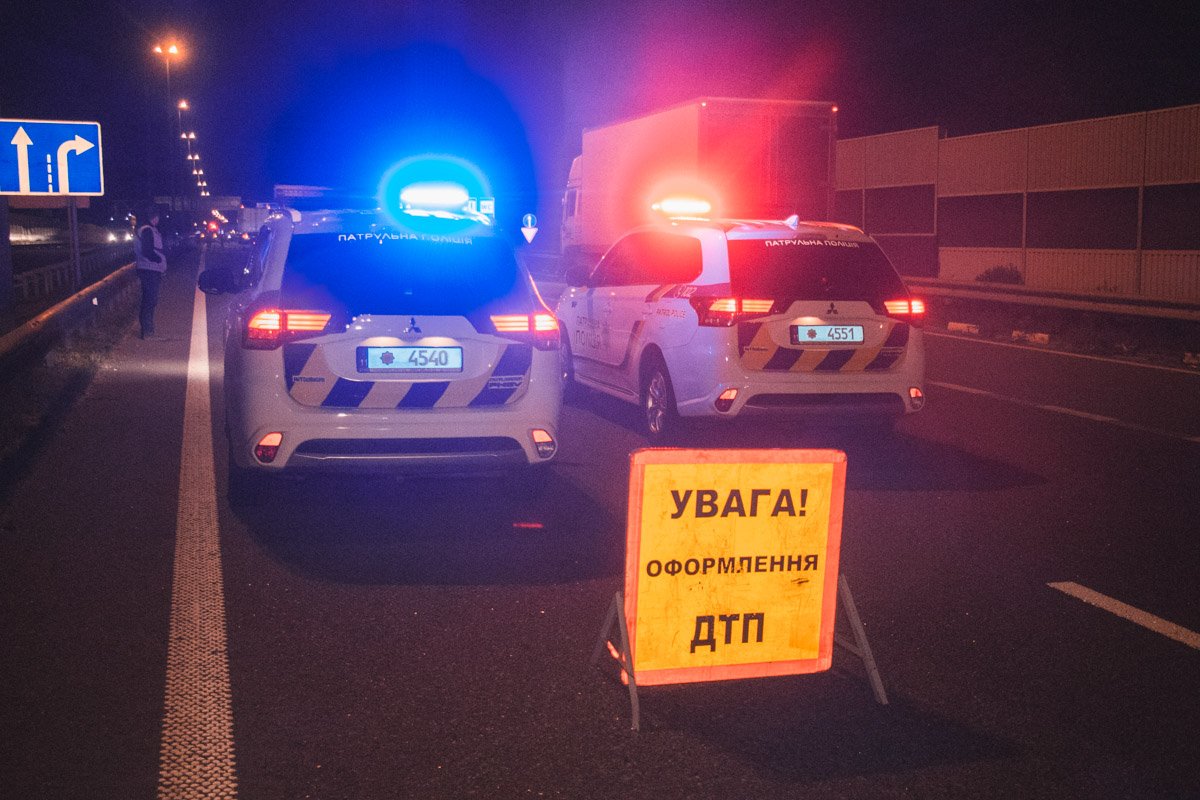 На месте работали сотрудники патрульной полиции, следственно-оперативная группа, медики и пожарные