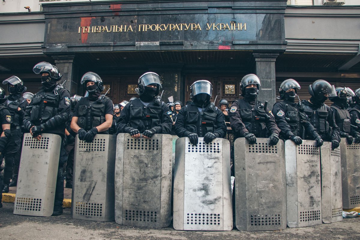 При попытке попасть в админздание участники мероприятия спровоцировали потасовку с правоохранителями При попытке попасть в админздание участники мероприятия спровоцировали потасовку с правоохранителями