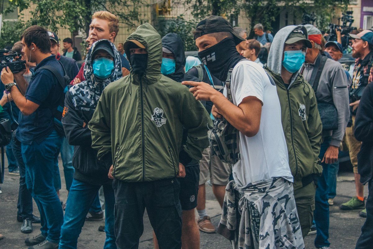 Главным требованием атакующих здание людей - отстранение от должности главы ведомства Юрия Луценко Главным требованием атакующих здание людей - отстранение от должности главы ведомства Юрия Луценко