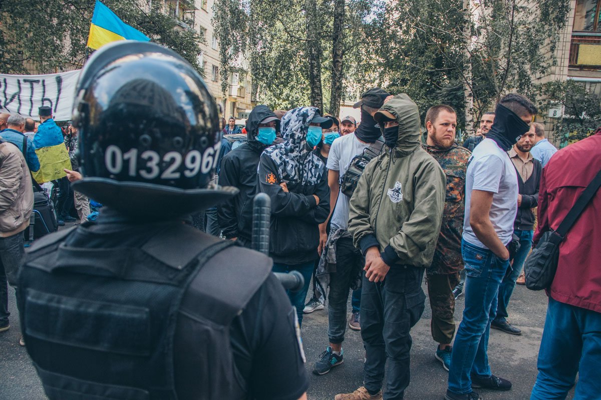 Сначала активисты расписали стены здания краской, потом пытались попасть в помещение с применением газовых баллончиков Сначала активисты расписали стены здания краской, потом пытались попасть в помещение с применением газовых баллончиков