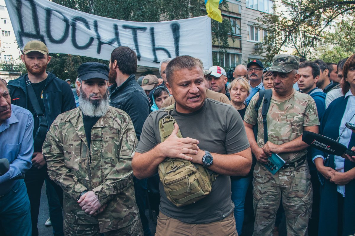 Также активисты начали бросать по окнам здания камни Также активисты начали бросать по окнам здания камни
