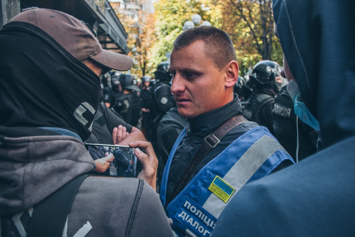 Всего, по словам дежуривших на месте медиков, пострадали около 20 человек Всего, по словам дежуривших на месте медиков, пострадали около 20 человек